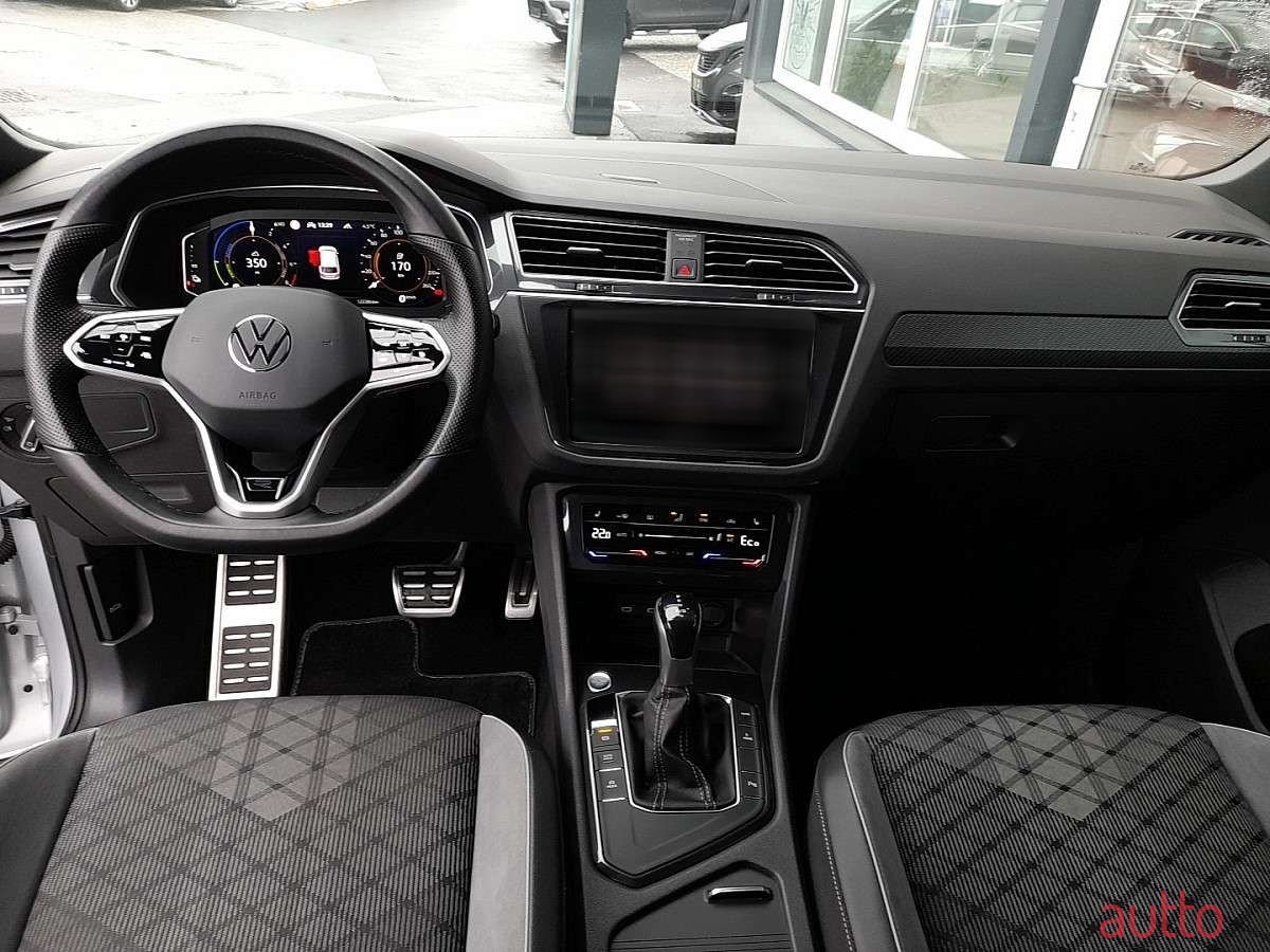 2022' Volkswagen Tiguan photo #3