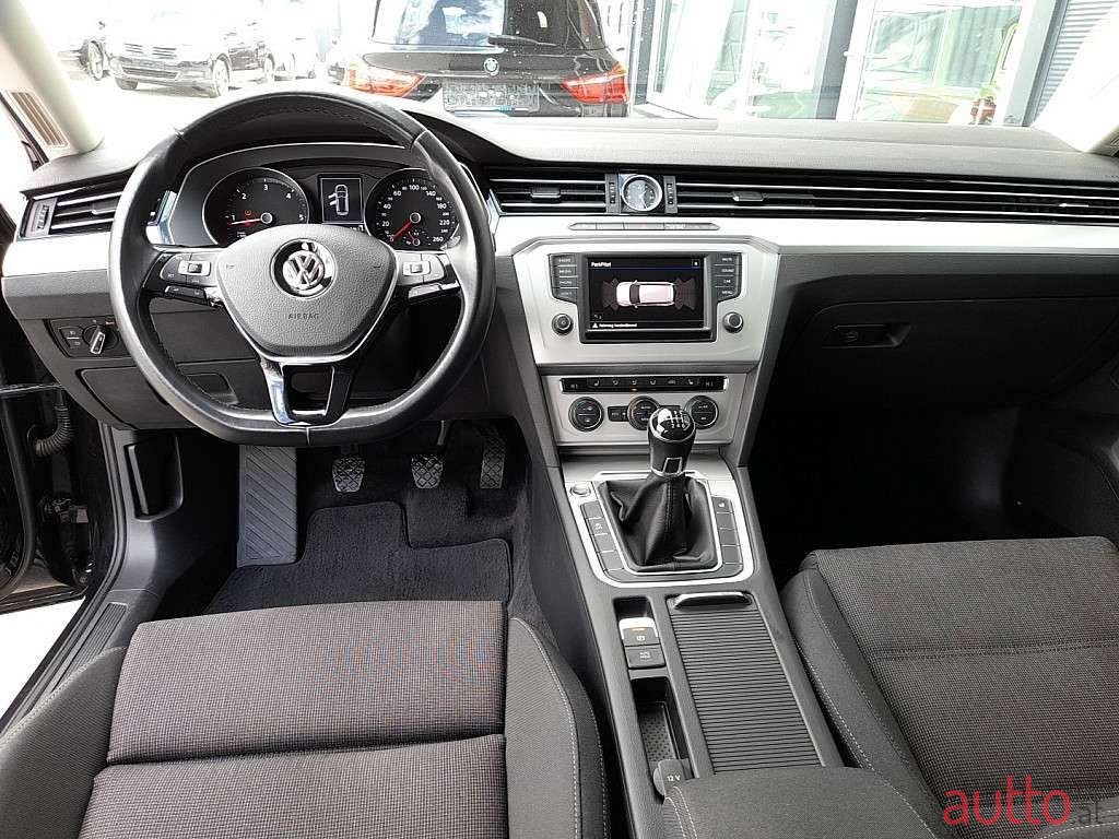 2017' Volkswagen Passat photo #2