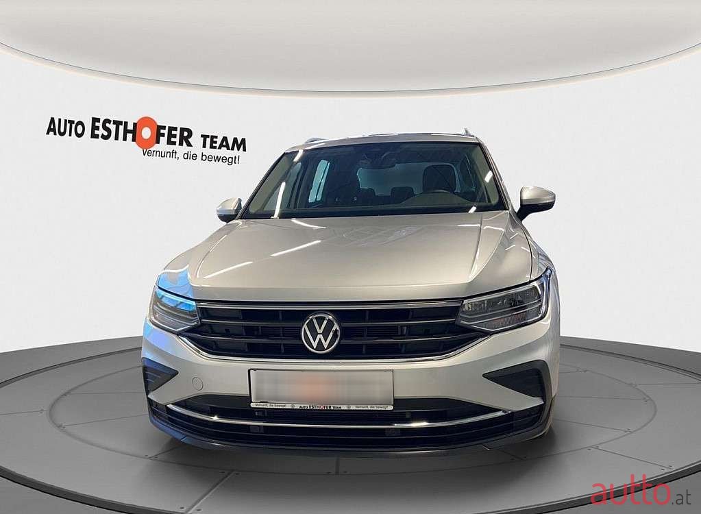 2021' Volkswagen Tiguan photo #2