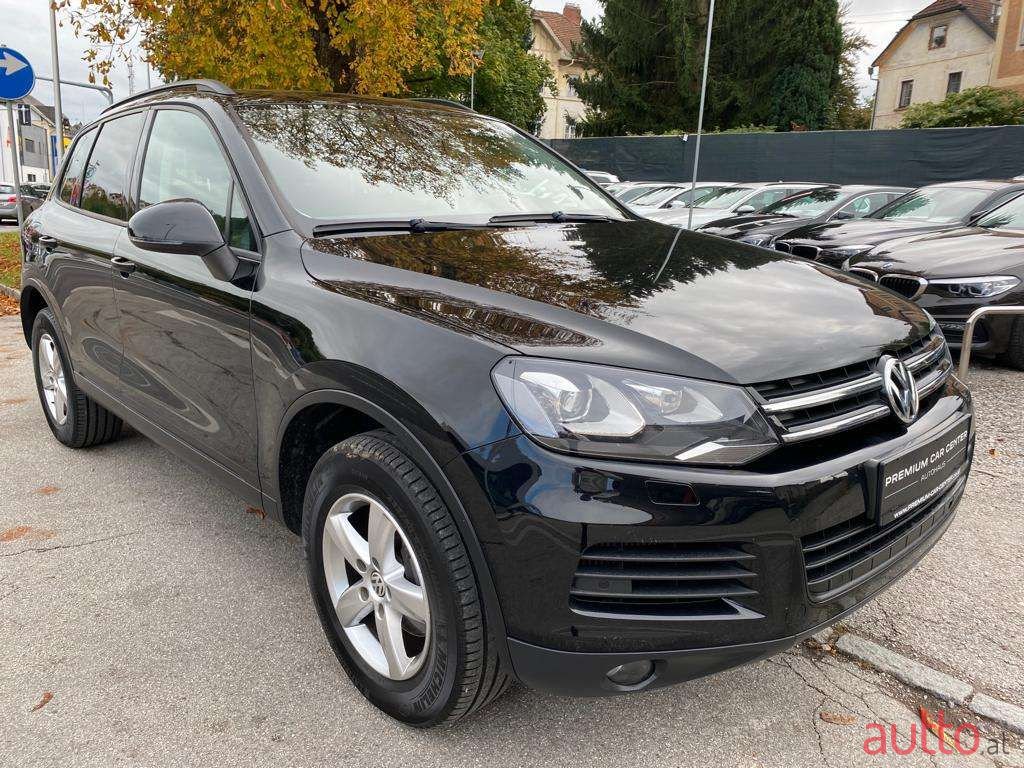 2013' Volkswagen Touareg photo #1