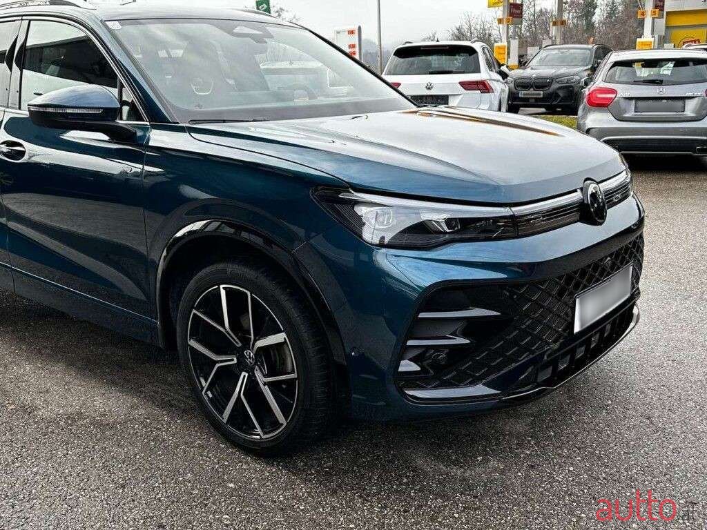 2024' Volkswagen Tiguan photo #4