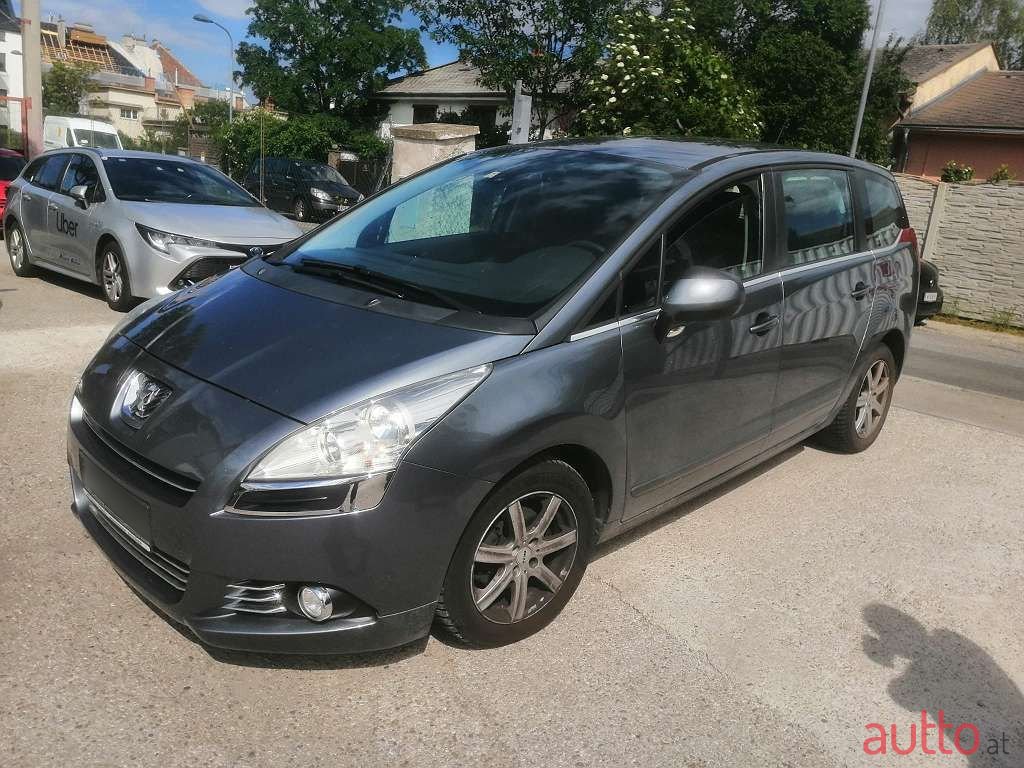 2012' Peugeot 5008 photo #1