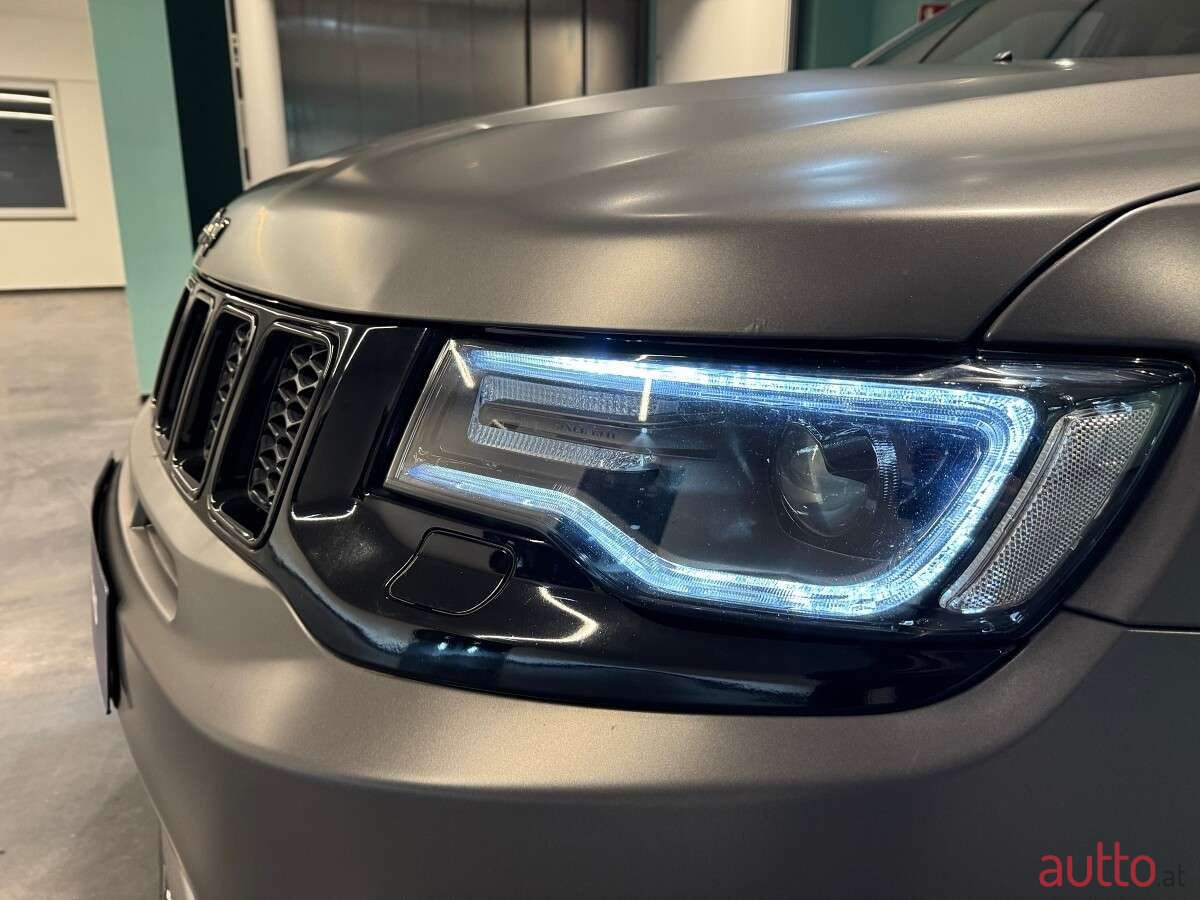 2019' Jeep Grand Cherokee photo #6