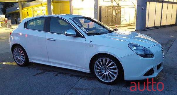 2012' Alfa Romeo Giulietta photo #2