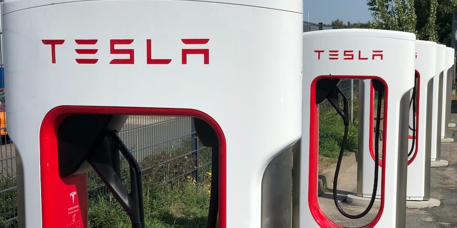 Teslas Supercharger sind jetzt meistens billiger