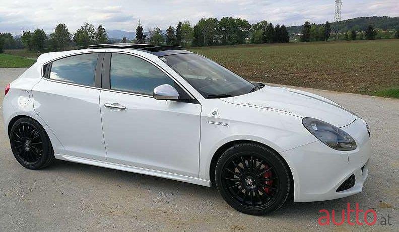 2011' Alfa Romeo Giulietta photo #2