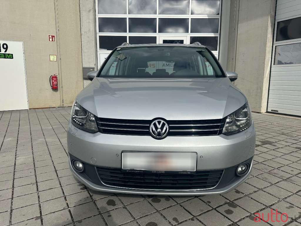 2012' Volkswagen Touran photo #3