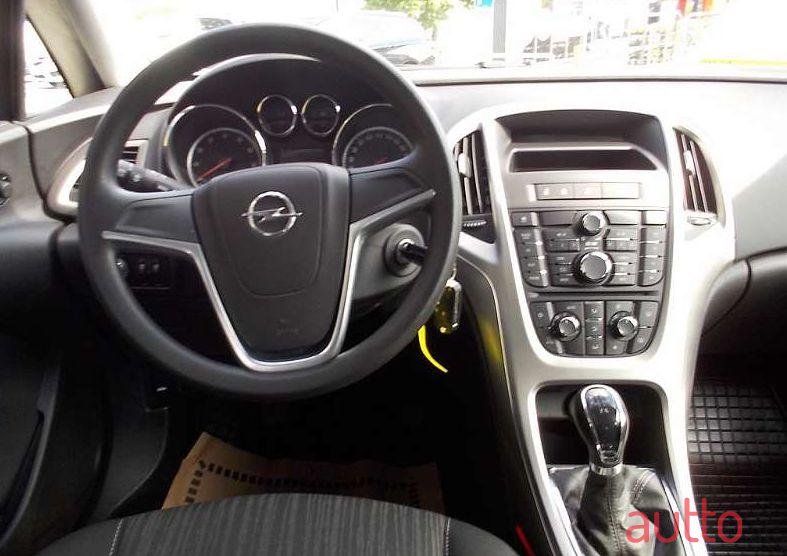 2010' Opel Astra photo #1