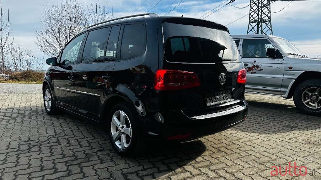2011' Volkswagen Touran photo #2