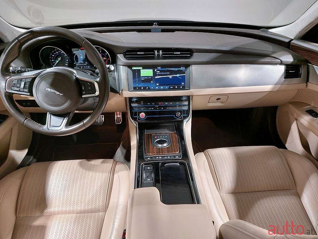 2018' Jaguar XF photo #4