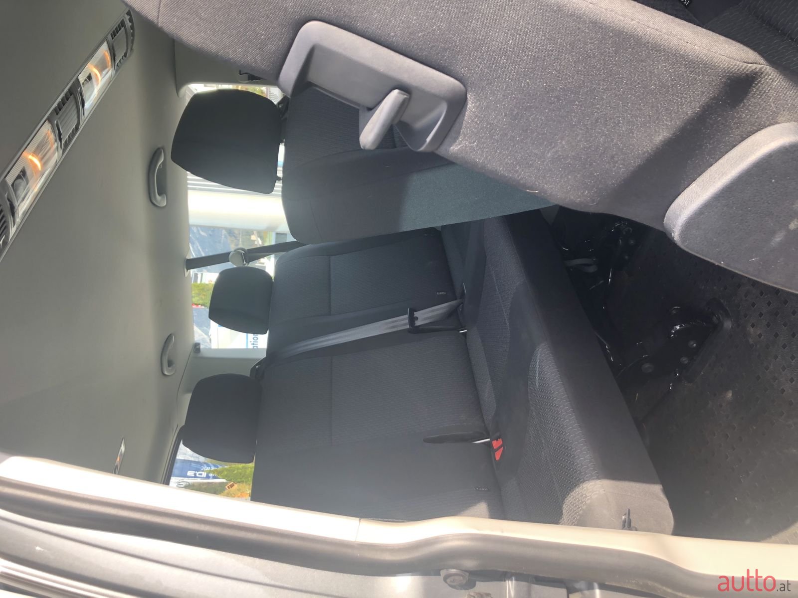 2015' Volkswagen Caravelle photo #5