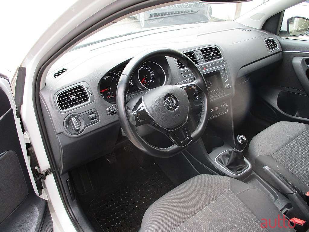 2015' Volkswagen Polo photo #5