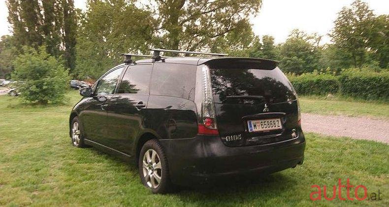 2005' Mitsubishi Grandis photo #2