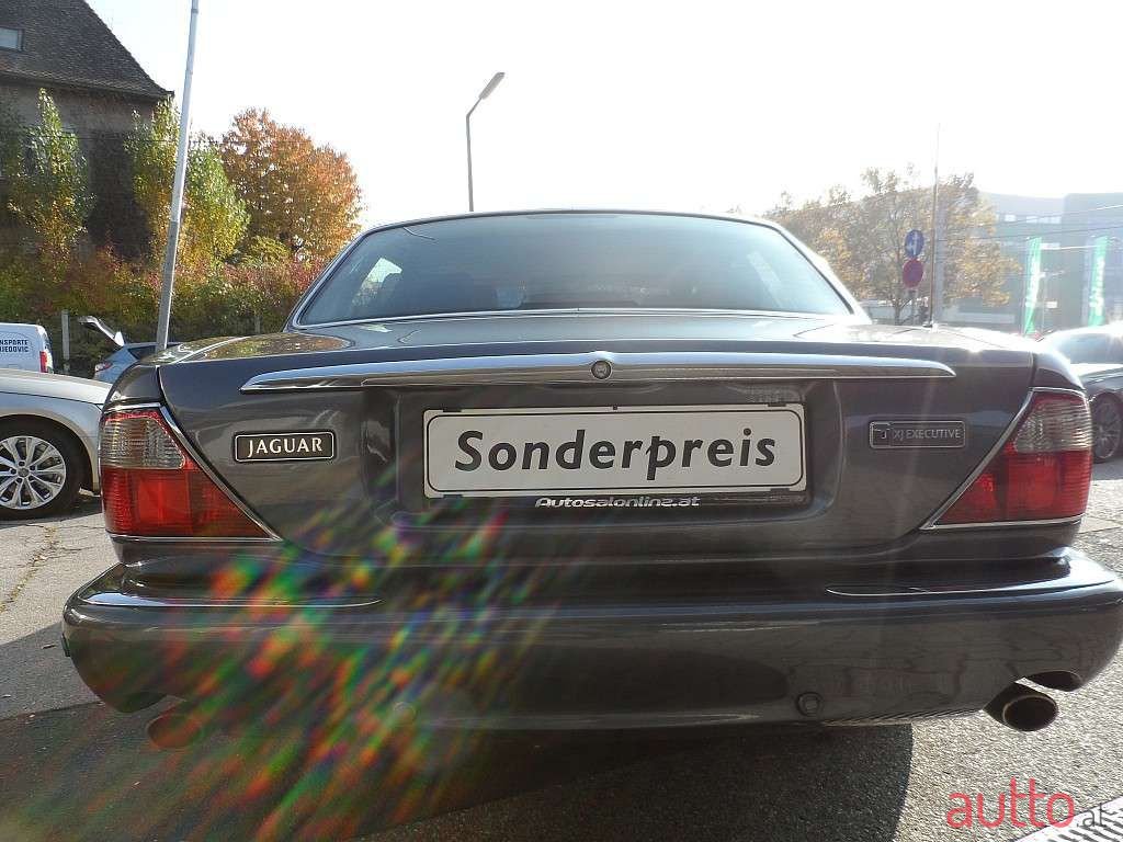 2002' Jaguar XJ photo #4