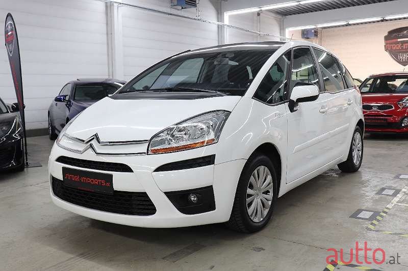 2010' Citroen C4 Picasso photo #3