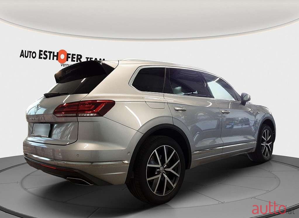 2018' Volkswagen Touareg photo #5