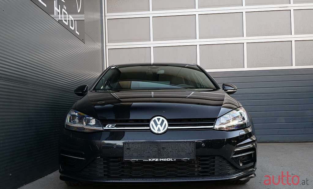 2017' Volkswagen Golf photo #2