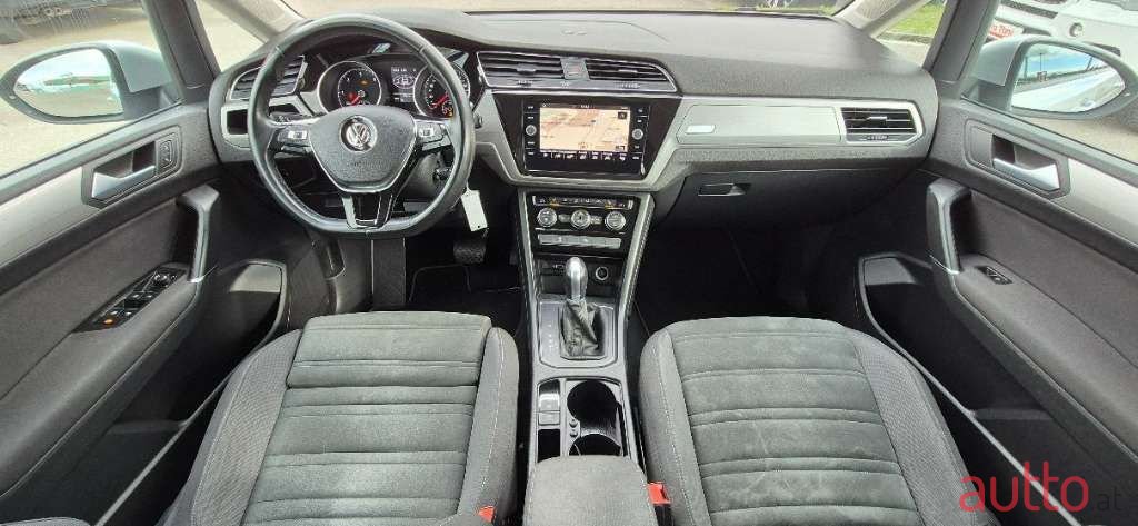 2018' Volkswagen Touran photo #6