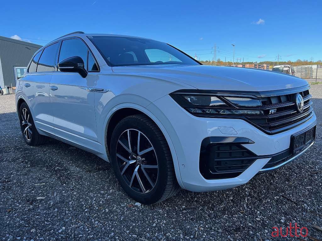 2018' Volkswagen Touareg photo #1