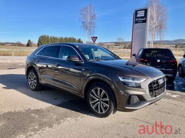 2019' Audi Q8 photo #5