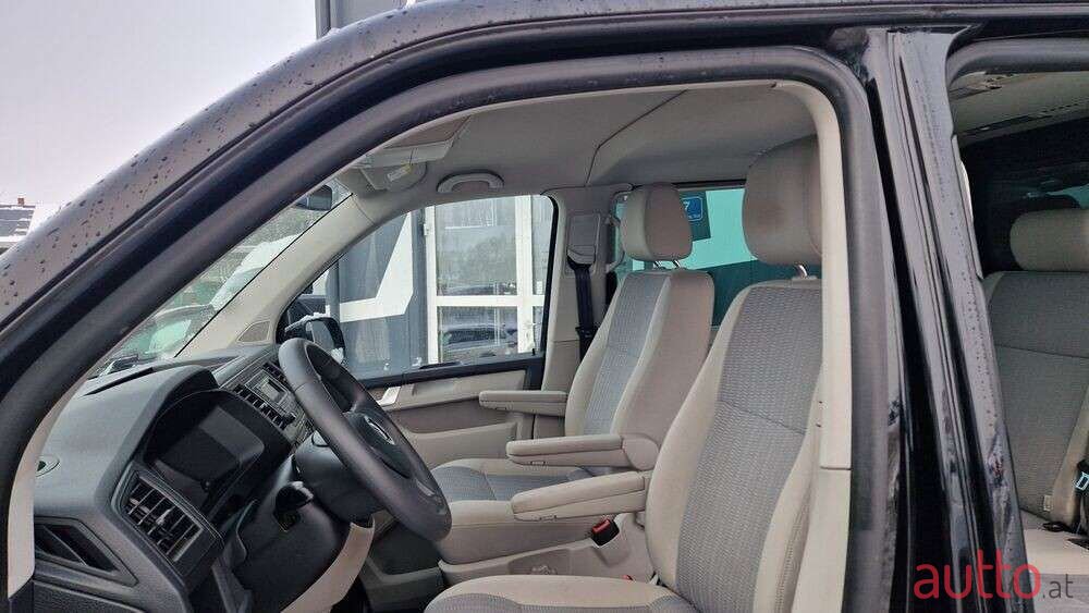 2018' Volkswagen Caravelle photo #6