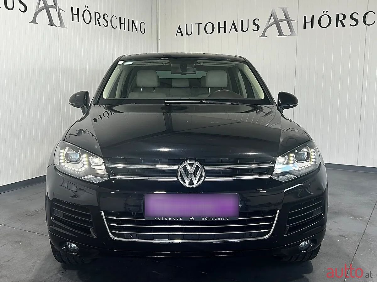 2012' Volkswagen Touareg photo #2