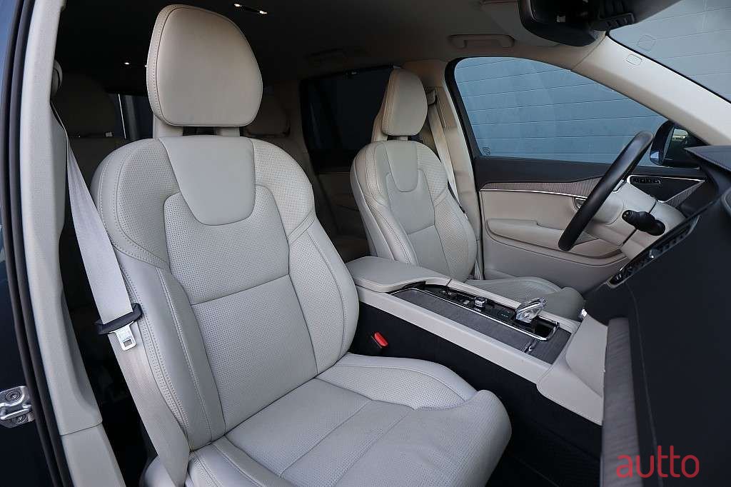 2020' Volvo XC90 photo #6