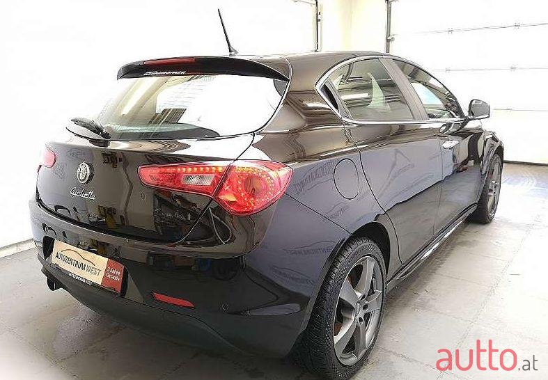 2013' Alfa Romeo Giulietta photo #1