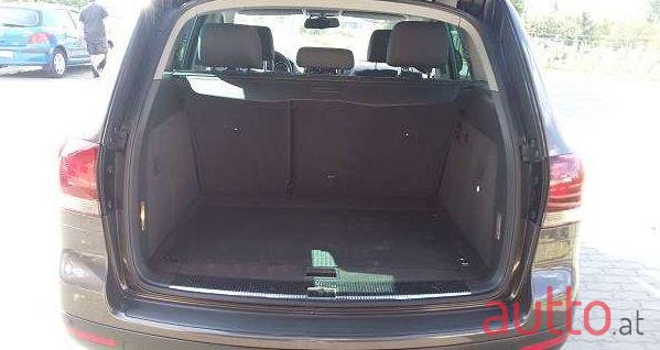 2009' Volkswagen Touareg photo #2