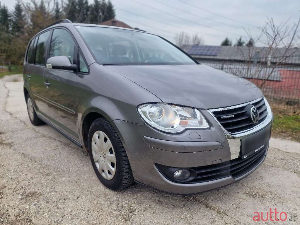 2009' Volkswagen Touran photo #3