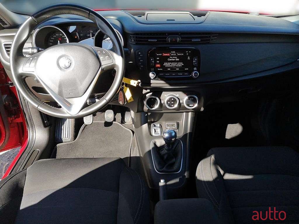 2018' Alfa Romeo Giulietta photo #4