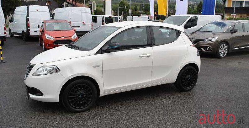 2013' Lancia Y Ypsilon photo #2