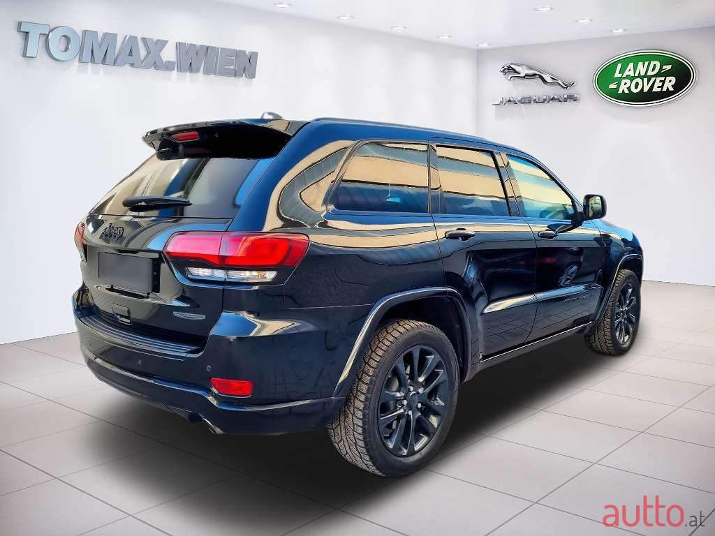 2017' Jeep Grand Cherokee photo #4