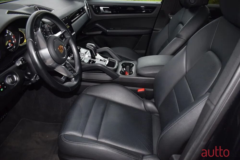2021' Porsche Cayenne photo #3