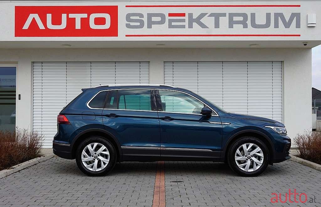 2020' Volkswagen Tiguan photo #6