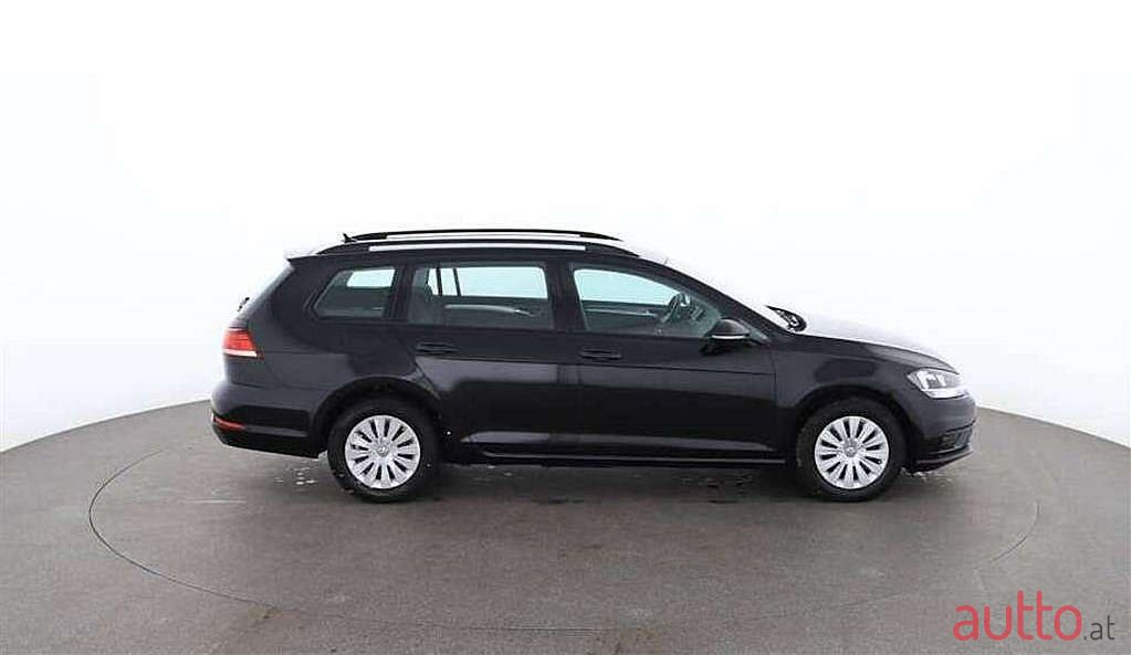 2019' Volkswagen Golf photo #2