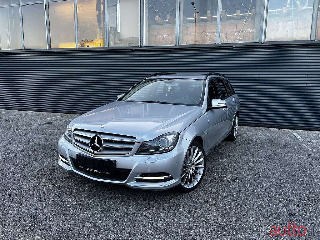 2011' Mercedes-Benz C-Klasse photo #2