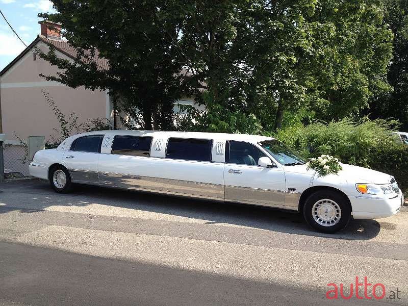 2002' Lincoln Town Car photo #1