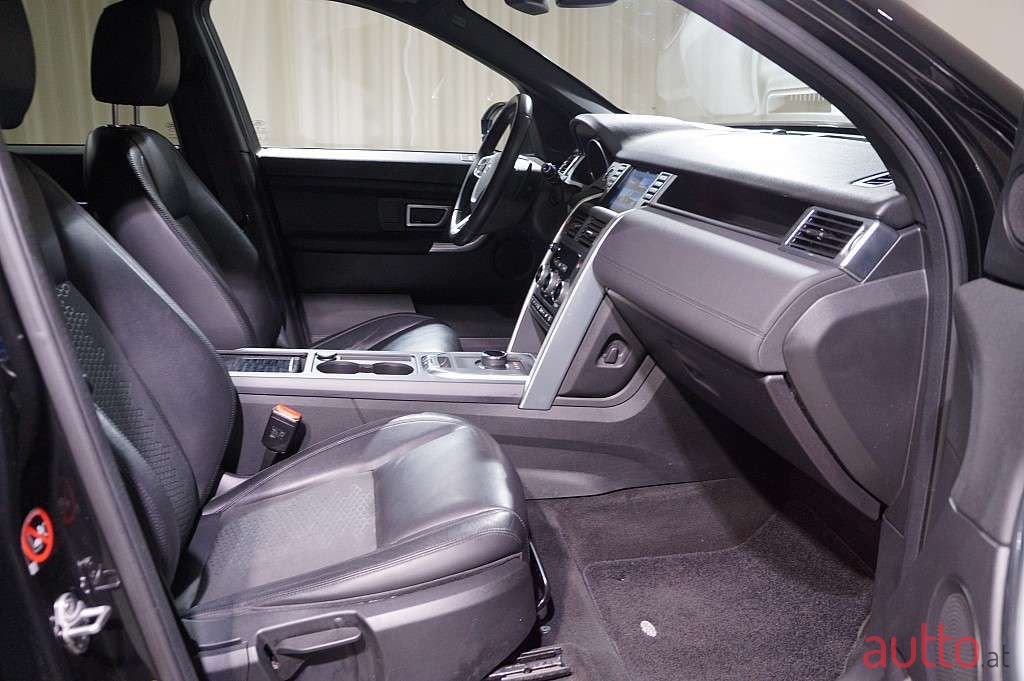 2017' Land Rover Discovery Sport photo #2