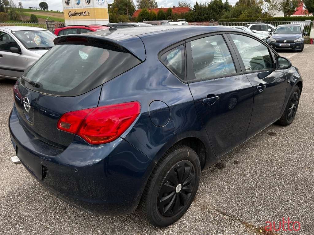 2010' Opel Astra photo #5