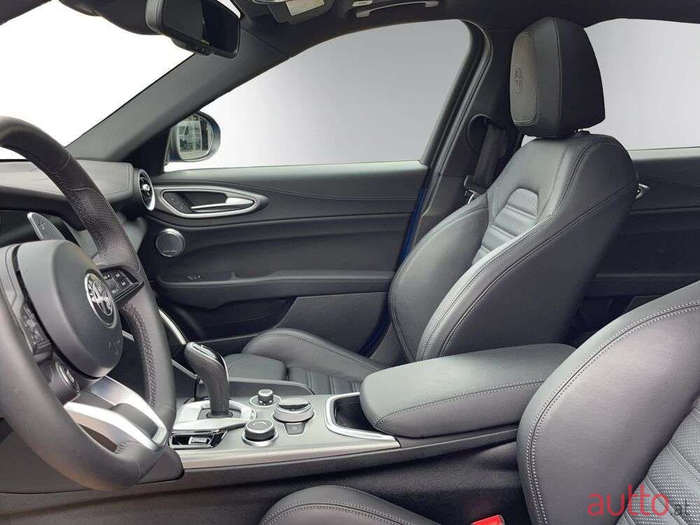 2022' Alfa Romeo Giulia photo #6