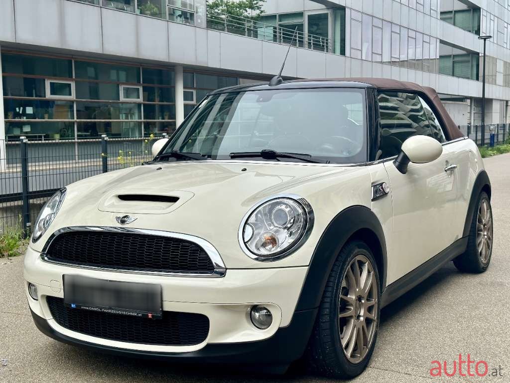 2010' MINI Cabrio photo #4