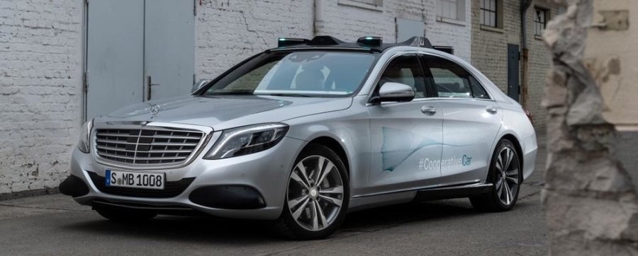 Mercedes-Benz Co-Operative Car concept uses turquoise LEDs to 'talk' to pedestrians