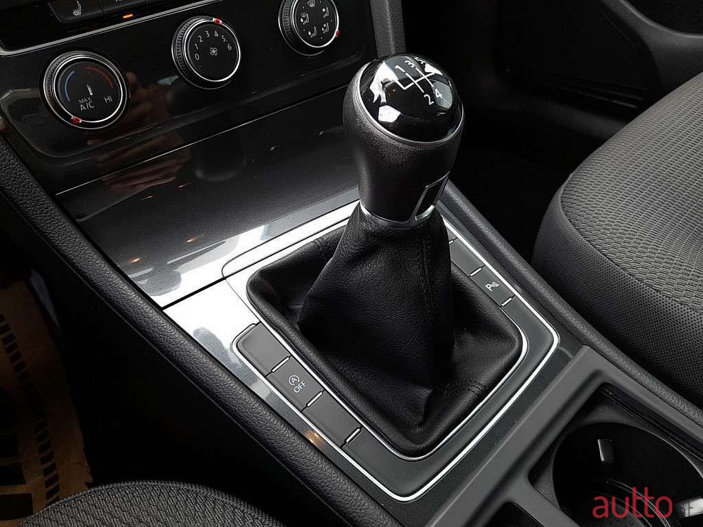 2019' Volkswagen Golf photo #3