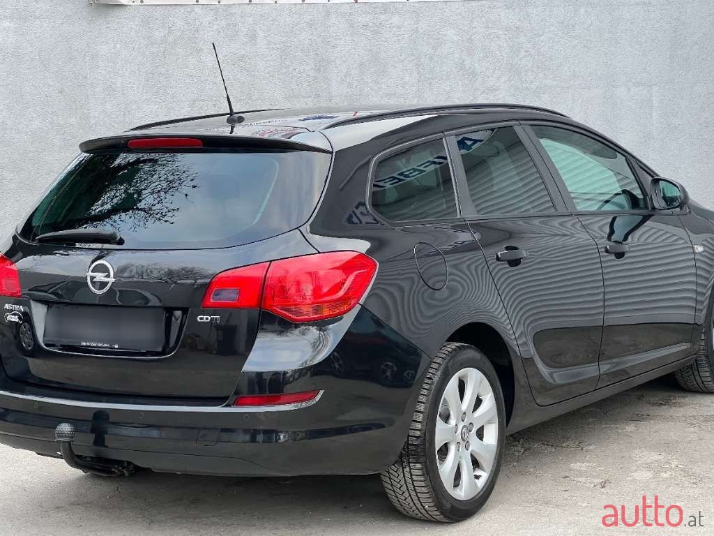 2013' Opel Astra photo #2