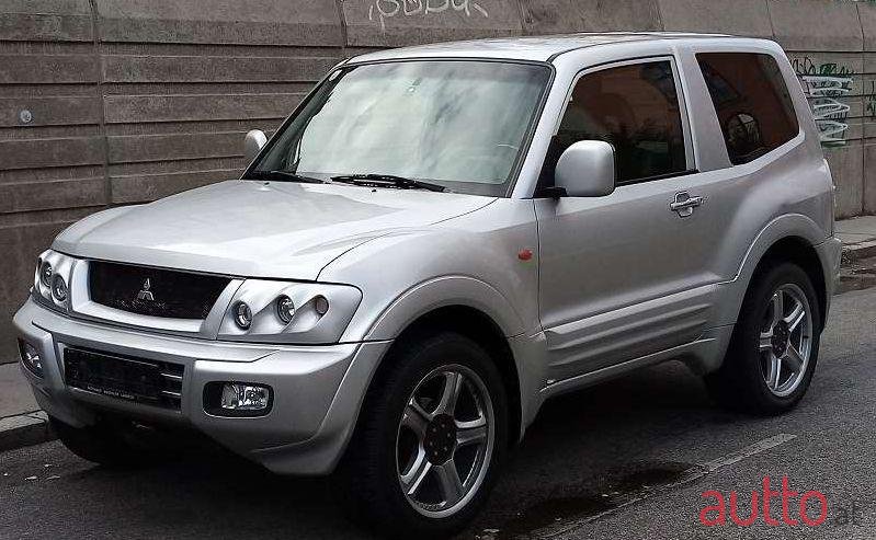 2002' Mitsubishi Pajero photo #1