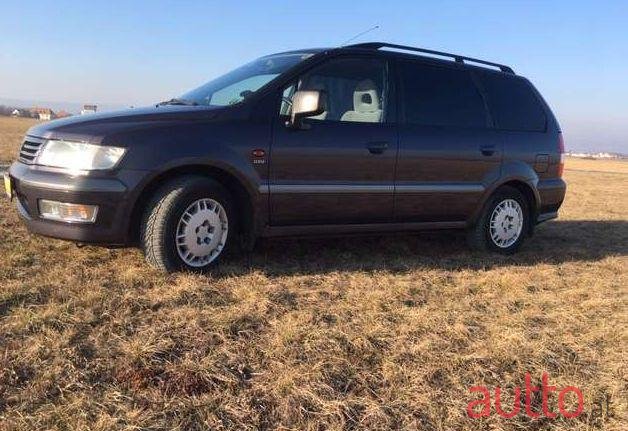 1999' Mitsubishi Space Wagon photo #1