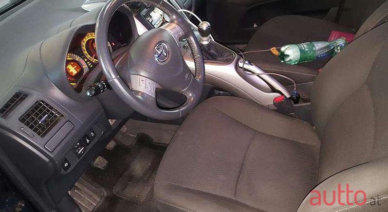 2008' Toyota Auris photo #2
