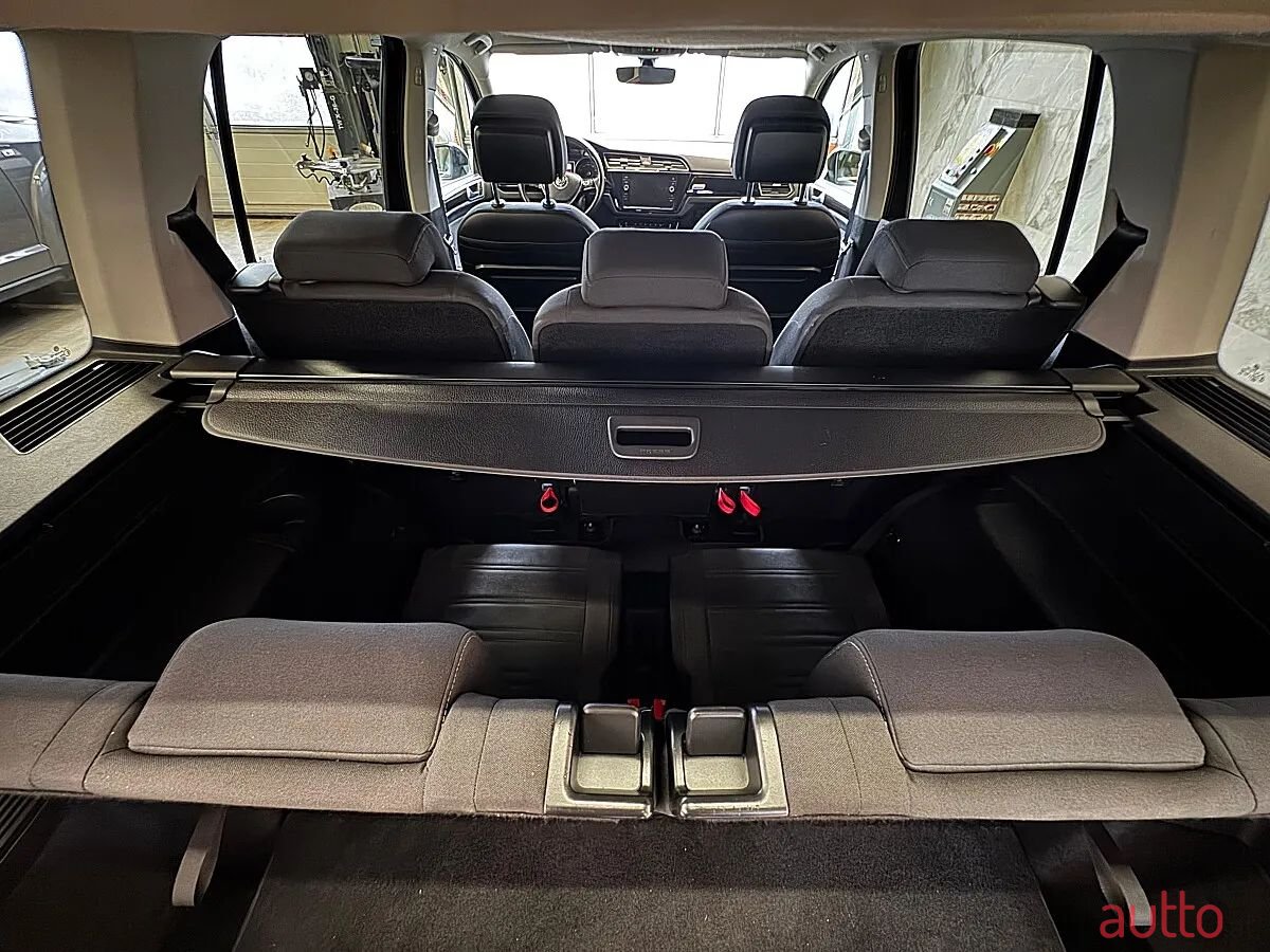 2019' Volkswagen Touran photo #4