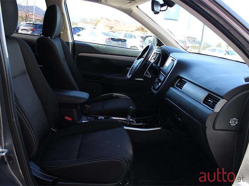 2018' Mitsubishi Outlander photo #5